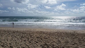 Am Strand, weißer Sandstrand