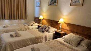 Quarto triplo conforto | Escrivaninha, espaço de trabalho para notebook, Wi-Fi de cortesia