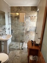 Habitación clásica con 1 cama doble o 2 individuales | Baño | Secador de pelo, toallas, jabón y champú