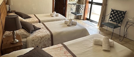 1 habitación, escritorio y espacio para trabajar con laptop