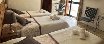 1 habitación, escritorio y espacio para trabajar con laptop 