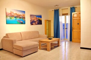 Luxury Penthouse | Desk, laptop workspace, free WiFi, bed sheets