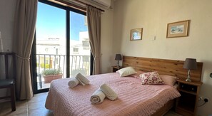 Dobbeltrom – deluxe | Skrivebord, skrivebord for bærbar PC, wi-fi (inkludert) og sengetøy