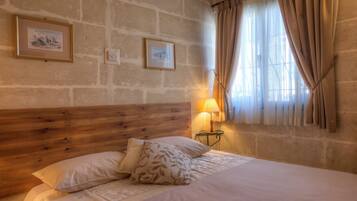 Classic Double or Twin Room | Desk, laptop workspace, free WiFi, bed sheets