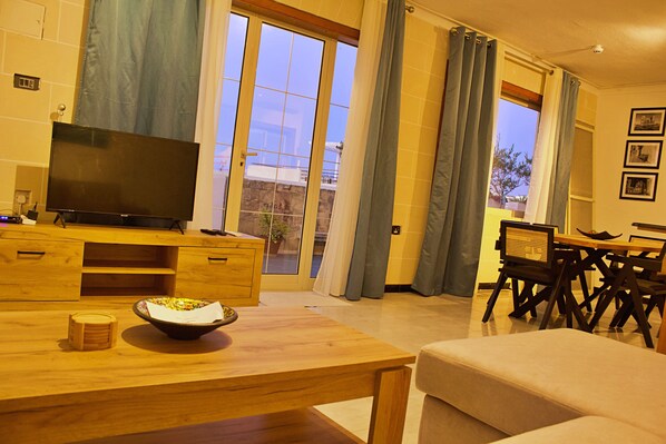 奢華頂樓客房 | 起居區 | 21-吋電視,提供有線頻道