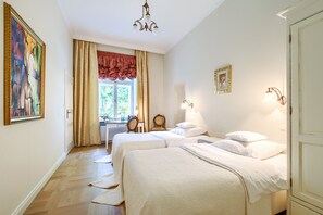 Escritorio y espacio para trabajar con laptop 