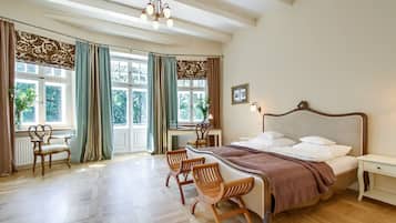 Suite, Garden View | 1 bedroom, desk, laptop workspace, iron/ironing board