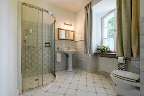 SĂšche-cheveux, serviettes fournies, savon, shampoing