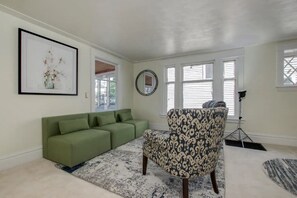 Living area - Spacious 6-bedroom house in lovely Grand Rapids with WiFi (Grand Rapids)