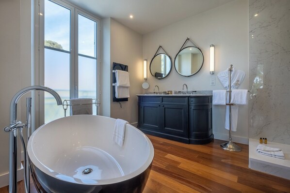 Douche, sèche-cheveux, serviettes fournies, savon