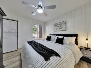 2 bedrooms, free WiFi, bed sheets - Modern and Cozy Retreat - Steps from the Slopes! (Brian Head)