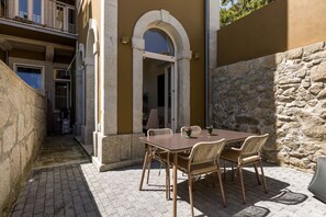 Outdoor dining - Cosy Downtown Flat w/ Patio by PortoDreamStays (Porto)