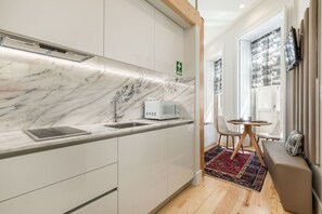 Microwave, stovetop, coffee/tea maker, toaster - Welcoming Central Studio by PortoDreamStays (Porto)