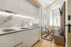 Mikrobølgeovn, kokeplater, kaffetrakter/tekoker og brødrister