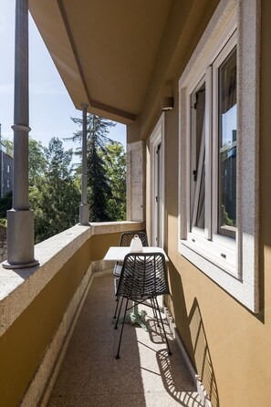 Outdoor dining - Bright Central Loft by PortoDreamStays (Porto)
