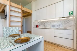 Micro-ondes, plaque de cuisson, cafetière/bouilloire, grille-pain