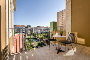 Outdoor dining - Homey Central Flat w/ Balcony by PortoDreamStays (Porto)