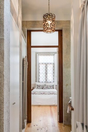 2 bedrooms, iron/ironing board, free WiFi, bed sheets - Homey Central Flat w/ Balcony by PortoDreamStays (Porto)