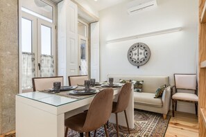 Dining - Spacious Central Flat w/Balcony by PortoDreamStays (Porto)