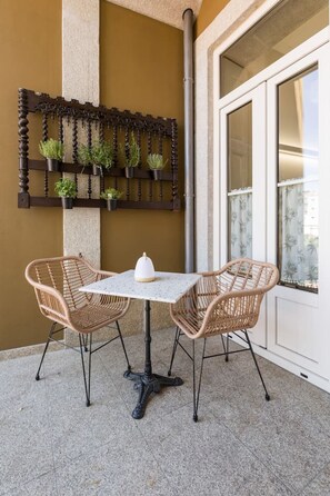 Outdoor dining - Spacious Central Flat w/Balcony by PortoDreamStays (Porto)