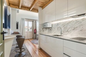 Mikrobølgeovn, kokeplater, kaffetrakter/tekoker og brødrister