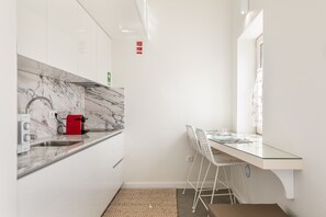 Mikrobølgeovn, kokeplater, kaffetrakter/tekoker og brødrister