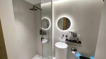 Elite Double Room | Bathroom | Free toiletries, hair dryer, slippers, towels