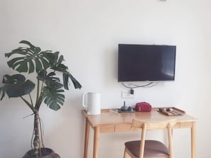 Habitació doble estàndard, 1 llit de matrimoni, vistes a la ciutat | Sala d'estar | Televisor de pantalla plana de 40 polzades amb canals per cable