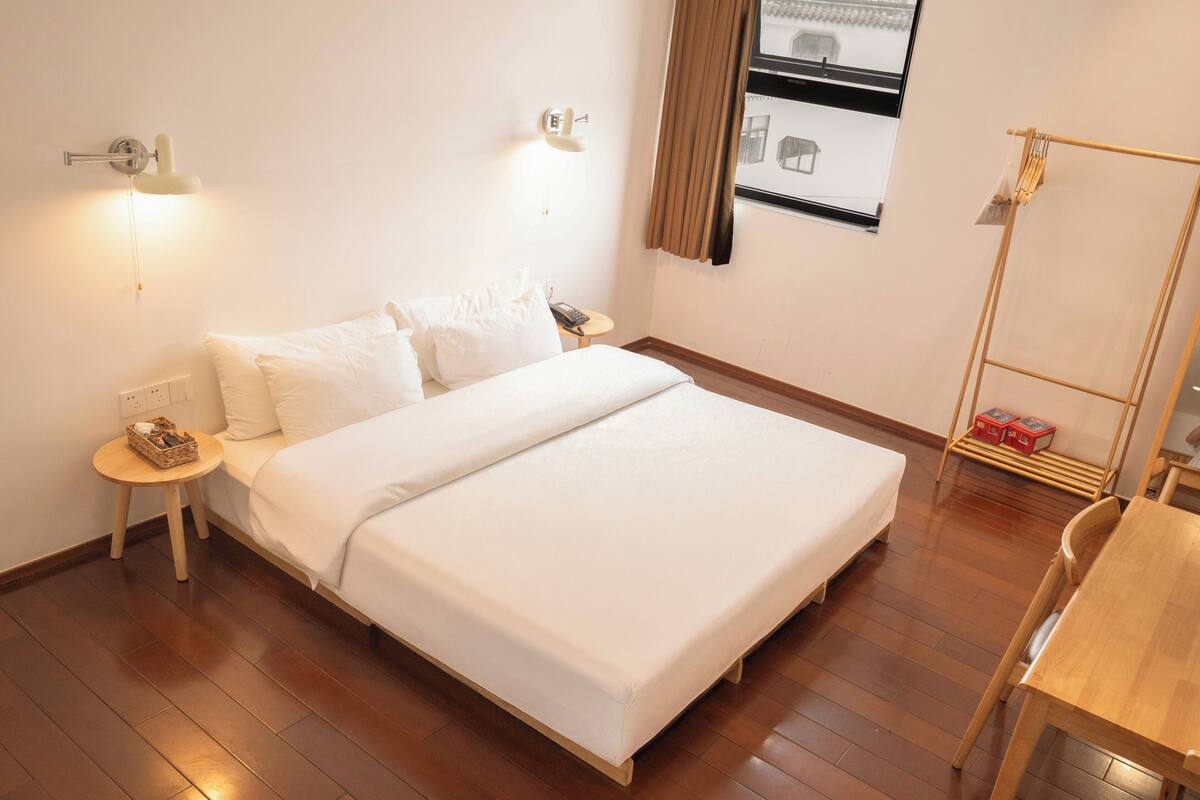 Elite Double Room | Premium bedding, memory foam beds, soundproofing, WiFi (free)