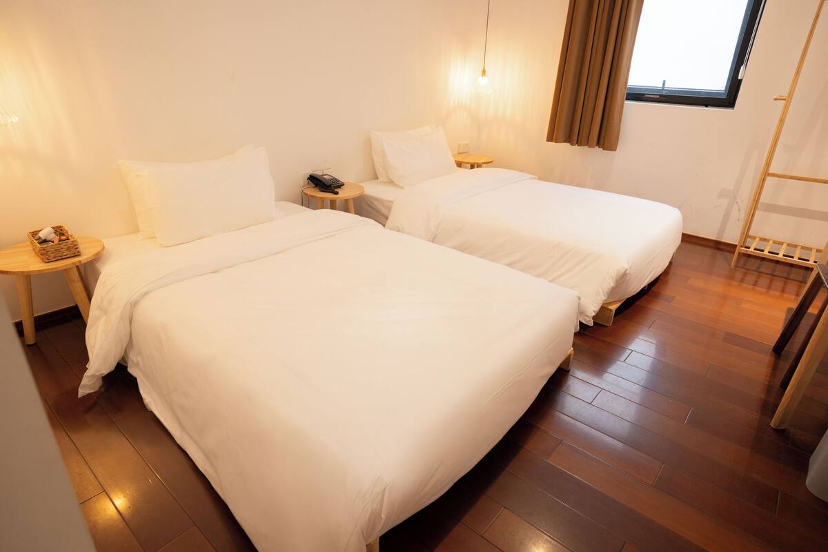 Exclusive Twin Room | Premium bedding, memory foam beds, soundproofing, WiFi (free)