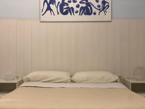 4 habitaciones, escritorio y tabla de planchar con plancha