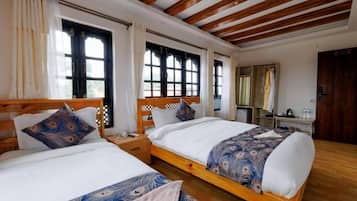 Luxury Double or Twin Room, Hill View | Meja, Wi-fi percuma