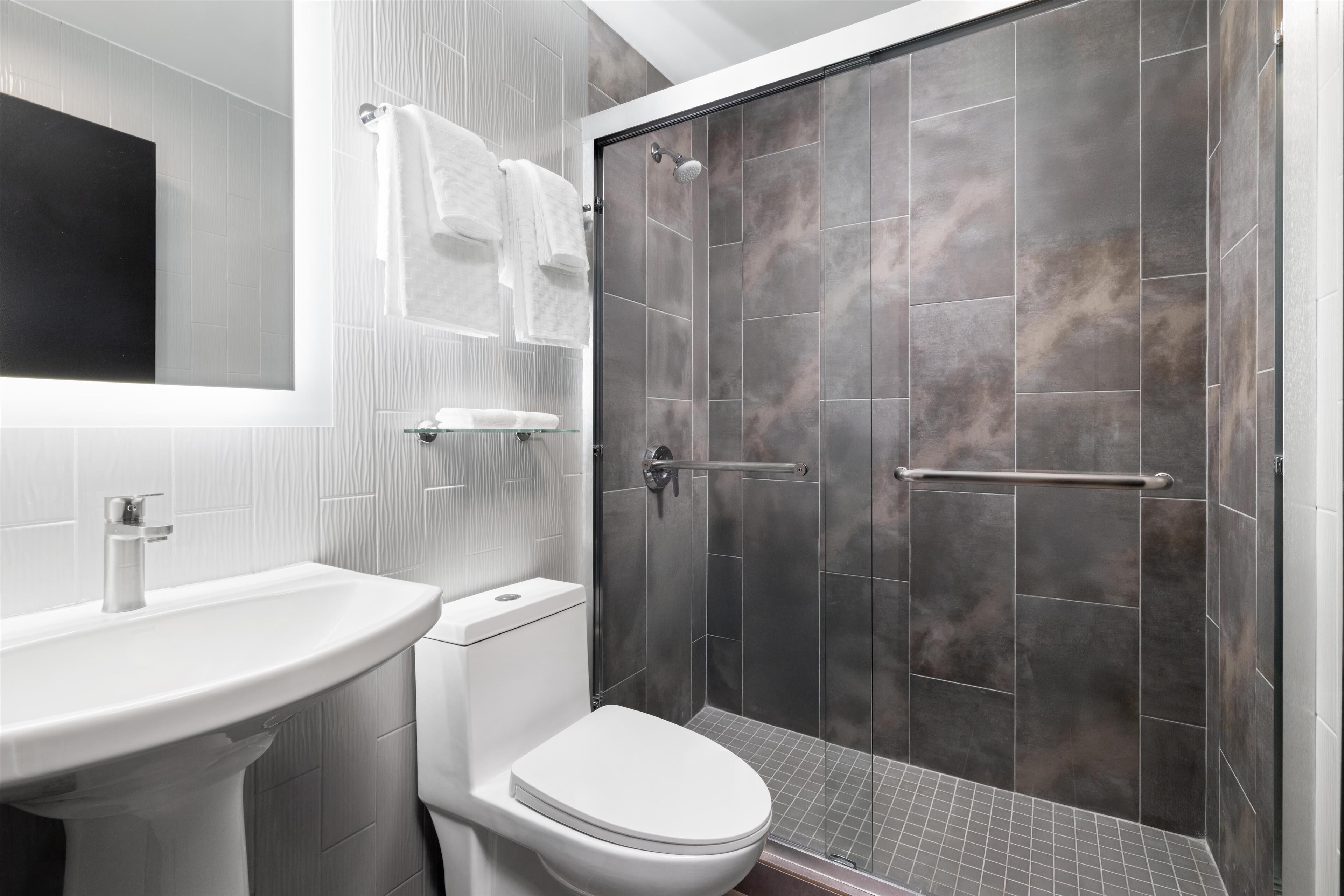 Een douche, een haardroger, handdoeken, zeep