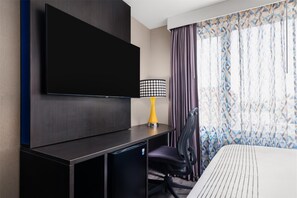 Desk, laptop workspace, iron/ironing board, free cribs/infant beds - GLō Best Western Bronx NYC (Bronx)