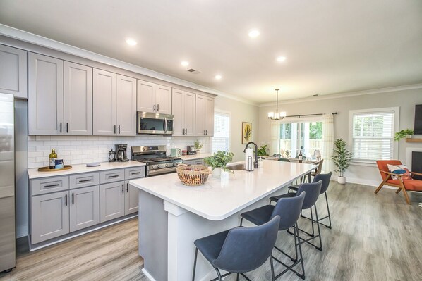 Fridge, microwave, oven, stovetop - Two King beds, Game Room, Screen Room, Fully Fenced in Yard Beautiful Home! (Wilmington)