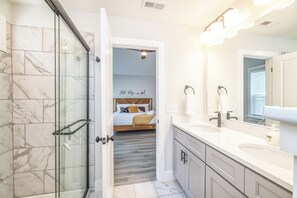 Douche, sèche-cheveux, serviettes fournies, savon