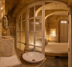 Regadera, secadora de cabello, toallas, jabón