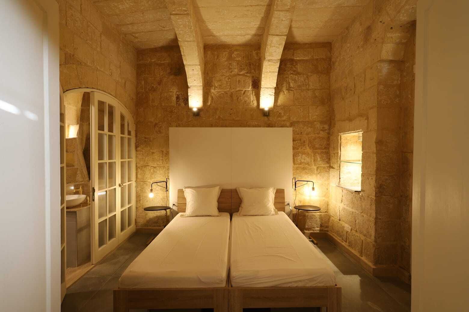 4 bedrooms, desk, WiFi, bed sheets