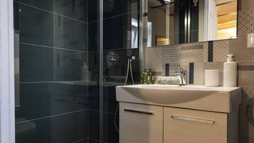 Dusche, Haartrockner, Bidet, Handtücher