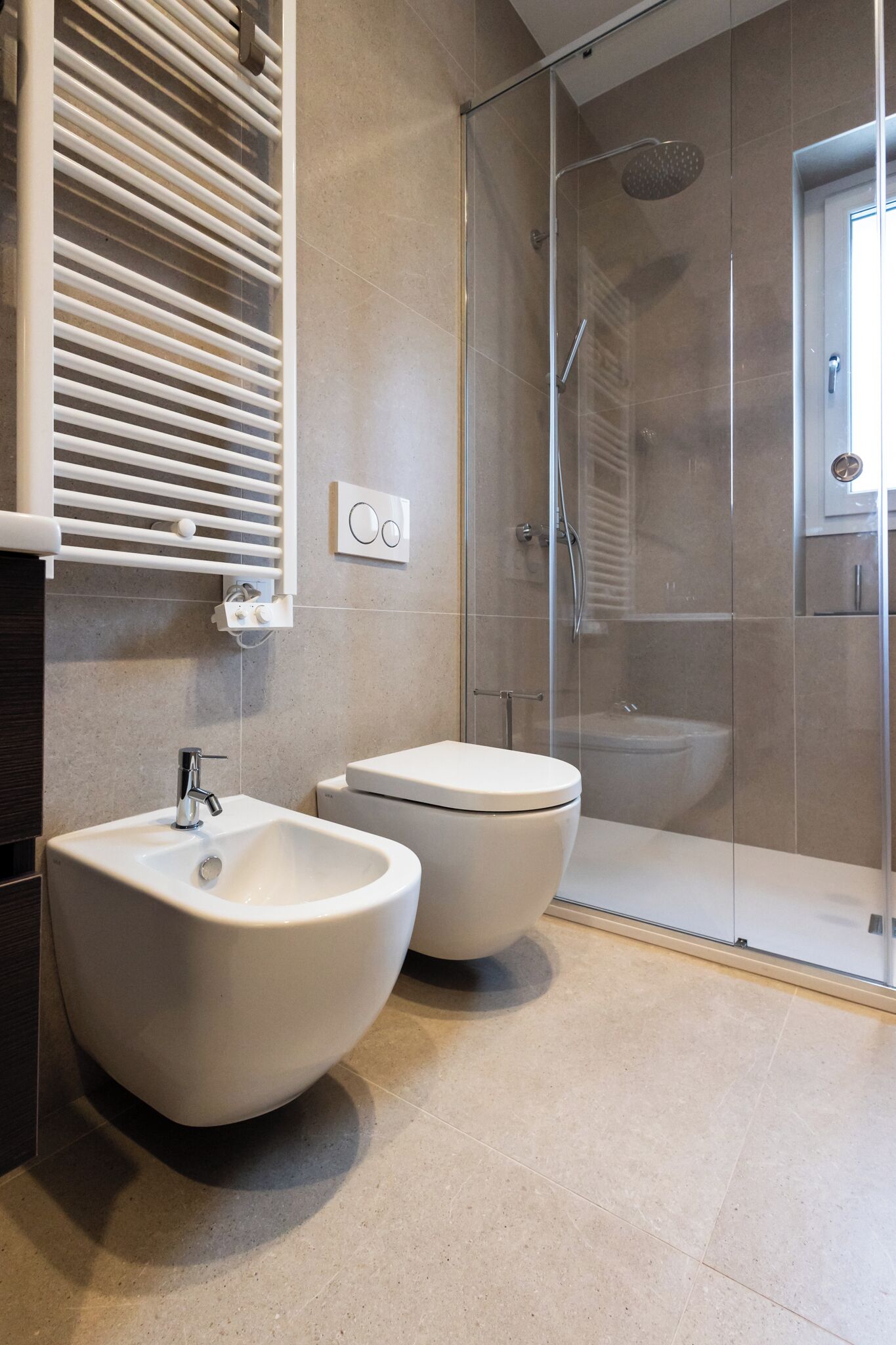 Dusche, Haartrockner, Bidet, Handtücher