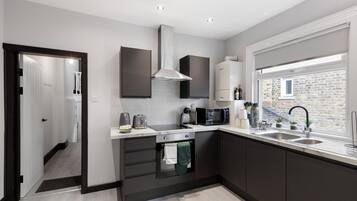 Kjøleskap, mikrobølgeovn, ovn og kokeplater