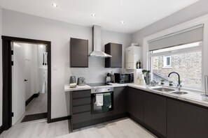 Kühlschrank, Mikrowelle, Ofen, Herdplatte