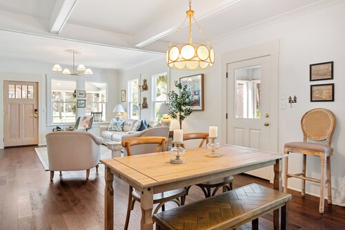 Beautifully restored cottage downtown Historic Brunswick close to golf + beaches