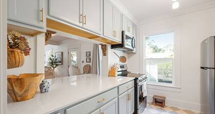 Beautifully restored cottage downtown Historic Brunswick close to golf + beaches