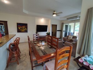 Dining - Amazing 3 bedroom Rio Dulce Condo w/beachfront views and pool in Hacienda Iguana (Tola)