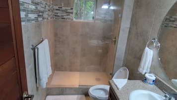 Dusche, Handtücher, Toilettenpapier