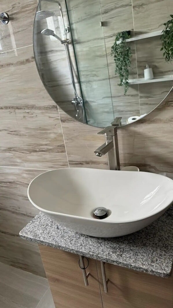 淋浴设施、毛巾、肥皂、洗发水