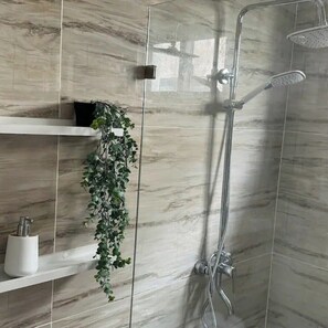 淋浴设施、毛巾、肥皂、洗发水