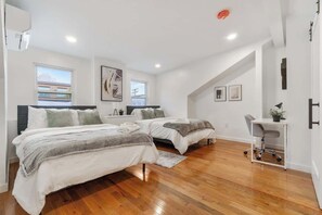 3 bedrooms, desk, iron/ironing board, travel cot - North Shore 3 Bed 2 and a Half Bath - House Private Yard Duplex (Pittsburgh)