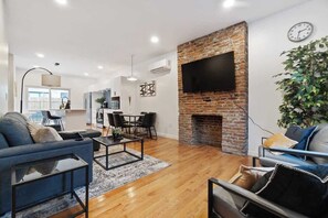 TV, offices - North Shore 3 Bed 2 and a Half Bath - House Private Yard Duplex (Pittsburgh)